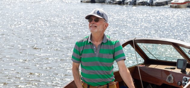 Krister Höglund njuter av att åka båt och anser att högt bensinpris kan minska på onödigt åkande.