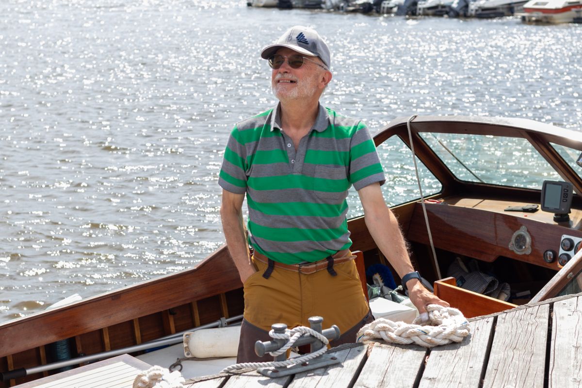 Krister Höglund njuter av att åka båt och anser att högt bensinpris kan minska på onödigt åkande.