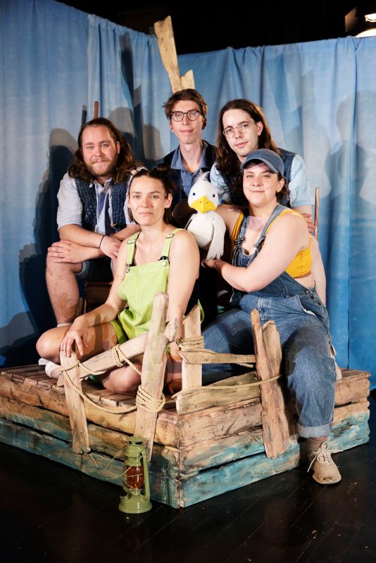 På scen Joel Forsbacka, Oscar Fagerudd, Martin Paul, Antonia Henn och Astrid Stenberg.