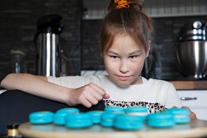 Jag fångade när den unga bagaren Nicole Englund granskade sina bakverk med kritisk blick.
