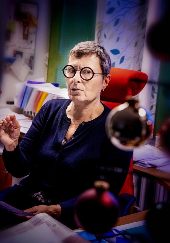 Maaret Castrén, verksamhetschef för HUS akuten, berättar att sjukhussängarna på akutmottagningarna fylls av patienter som väntar på vård.