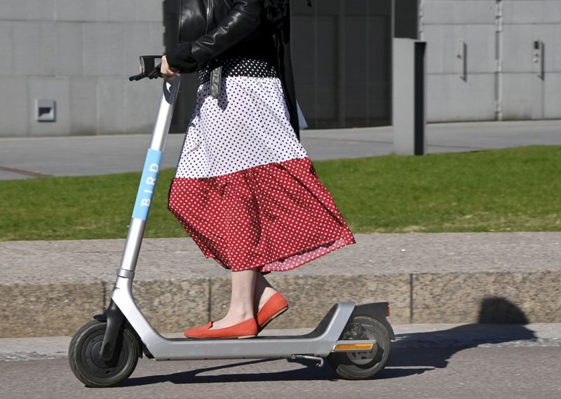 En elsparkcykel kan vara ett behändigt färdmedel, men olägenheterna har dominerat diskussionen en längre tid.