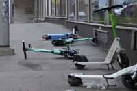 Fem företag menar själva att situationen med elsparkcyklar i Helsingfors centrum är kaotisk, på grund av mängden, och vill att staden går in för reglering.