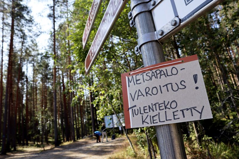 Det är stor risk för skogsbrand i de flesta delar av landet sedan midsommar. Det är förbjudet att göra upp eld i naturen när det råder varning för skogsbrand.