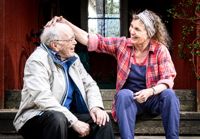 – Min pappa är något av det bästa med mitt liv, säger Monica Vikström-Jokela om sin far John. Det går inte att ta miste på att de står varandra mycket nära och håller mycket av varandra. I deras förhållande har humorn också en stor betydelse.