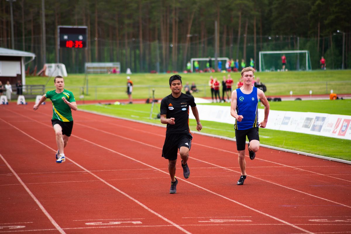 Daniel Grönvik (i mitten) vann 100 meter i 15-årsklassen.