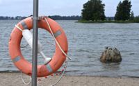 Det verkar bli en kylig avslutningshelg. Polisen tror ändå att många unga kommer att samlas, bland annat på badstranden i Sandudd i Helsingfors.