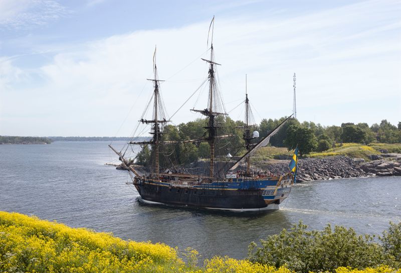 Ostindiefararen Götheborg seglar igenom Gustavssvärdssundet utanför Sveaborg.