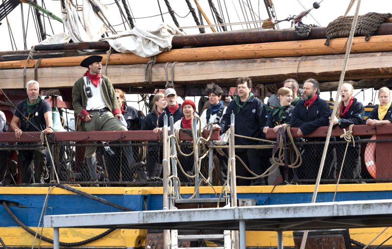 Mastskeppare Jo Leif Strönen i grönt är skeppets expert på gamla sjömanssånger. Vid varje ankomst till en ny hamn så sjunger besättningen.