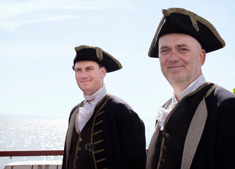 Förste styrman Kenan Jouen och Kapten Torben Hildemar i sina 1700-tals sjömanskläder. Hildemar seglade också Götheborg till Kina år 2007.