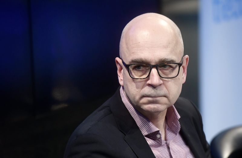 Det är privatpersoner som har gjort anmälningarna. Ordföranden Eero Hyvönen har beslutet att behandla fallen, eftersom de har samhälleligt intresse. Dessutom har presidenten själv uppmanat till diskussion.