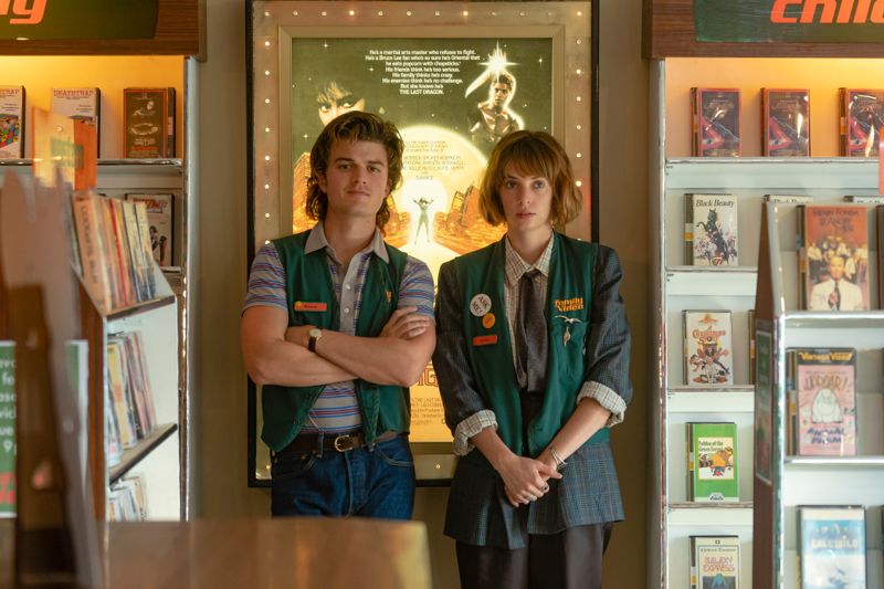 Joe Keery och Maya Hawke i den fjärde säsongen av Stranger things som utspelar sig åtta månader efter att den tredje säsongen tog slut.