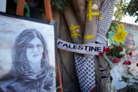 Minnesplats för Shireen Abu Akleh på platsen där hon sköts ihjäl i Jenin den 19 maj.