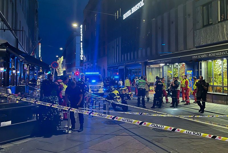 Polis och räddningspersonal på plats vid brottsplatsen.