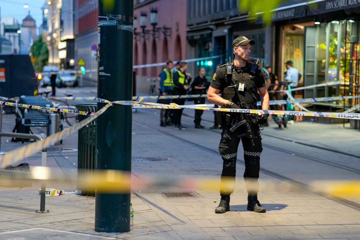 En norsk polis i ett avspärrat Oslo efter skottlossningen den 25 juni i år.