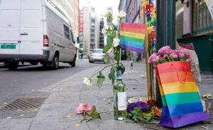 Blommor och prideflaggor har placerats utanför London Pub där skottlossningen skedde natten mellan fredag och lördag.