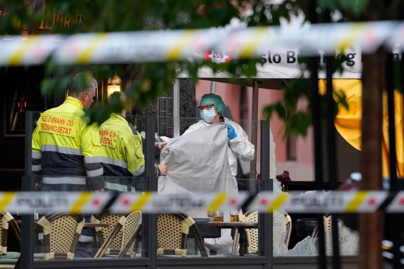 Tekniska undersökningar, förhör av vittnen och husrannsakningar på flera platser utförs av norska polisen på lördagen.