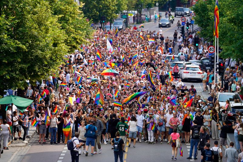 Trots polisens avrådan och att Oslo Pride meddelat att prideparaden ställs in har många människor samlats för en spontan parad i centrala Oslo.