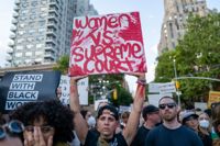 Massiva protester bröt ut i USA efter Högsta domstolens abortbeslut.