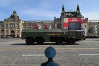En ballistisk robot av typ Iskander-M uppvisas vid parad på Röda torget Moskva, under en generalrepetition för segerdagen i maj – som präglas av aggressiv militarism blandad med storrysk nationalism.