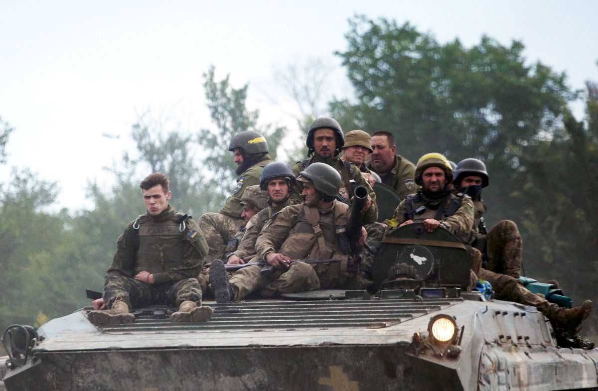 Ukrainska soldater åker på ett bepansrat trupptransportfordon i östra Luhansk-regionen den 23 juni 2022, mitt under Rysslands militära invasion av Ukraina.