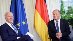 Tyska förbundskanslern Olaf Scholz tar emot USA:s president Joe Biden på G7-mötet i Tyskland.