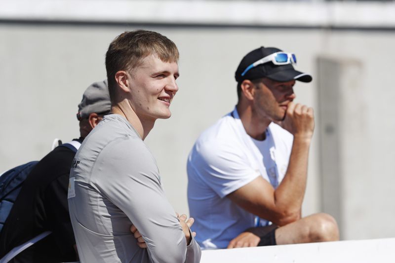 LKS 20220626 Keihäänheittäjä Oliver Helander (Oulun Pyrintö) ja hänen valmentaja Tero Pitkämäki seurasivat keihäskisaa sivusta yleisurheilun Valkean Kaupungin Kisat - rankingkilpailussa Oulussa 26. kesäkuuta 2022. LEHTIKUVA / TIMO HEIKKALA