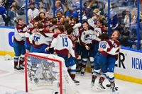 Colorado Avanlanche-spelarna firar efter att laget besegrat Tampa Bay Lightning i Stanley Cup-finalerna.