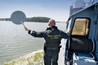 Sjöbevakningen tog fast ett par sjöfyllerister under midsommarhelgen.