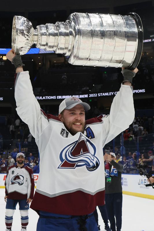 Mikko Rantanen och Stanley Cup-pokalen.