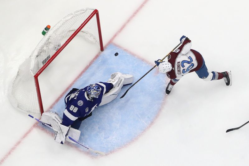 Artturi Lehkonen sätter segermålet i den sjätte Stanley Cup-finalen.