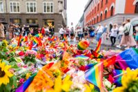Blommor och regnbågsflaggor vid London Pub i Oslo.