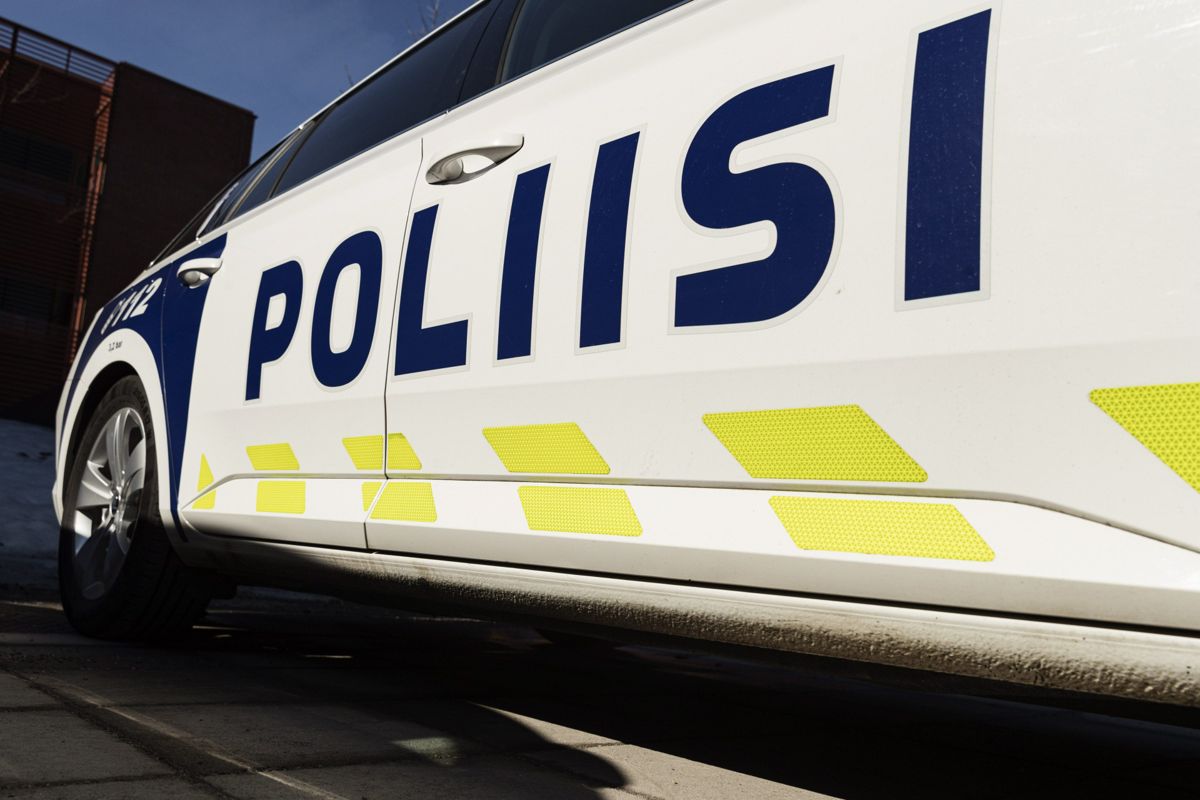 En ung man greps i söndags på Drumsö efter att ha fortkört genom Esbo och Helsingfors.