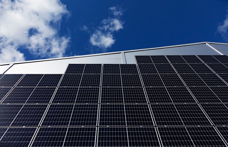 Den svenska regeringen vill utreda möjligheterna att ställa krav på att installera solceller på offentliga byggnader.