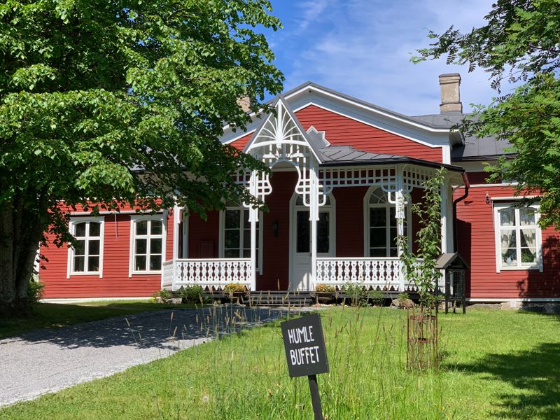 Strömsövillan från 1852 har en brokig historia innan den blev en av Vasas, och de finländska tv-tittarnas mest eftertraktade besöksmål. Även pollinerarna får sin belöning i trädgården.