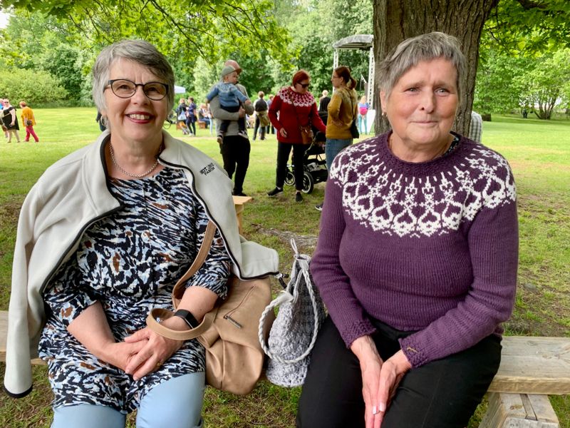 Inga-Britt Stenhäll och Birgitta Ströbäck från Jakobstad är trogna tittare och besökte likt 4 200 andra Strömsö då det ordnades öppet hus. Birgitta också för att bli fotograferad i sin Strömsötröja.