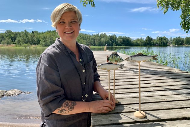 Camilla Forsén-Ström, konstexpert på Strömsö sedan 17 år, förbereder för de sista bilderna i inslaget om prydnadsfiskar som tittarna får lära sig tillverka i höst.