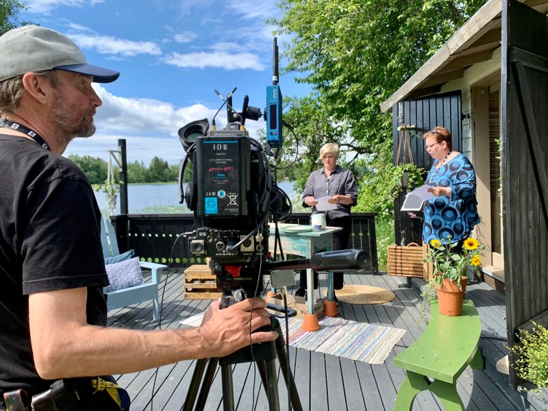 Fotograf Juha Leskelä, Camilla Forsén-Ström, pysselmästare och Elisabeth Morney, regissör, producerar nya inslag till höstens Strömsösäsong vid strandbasrun.