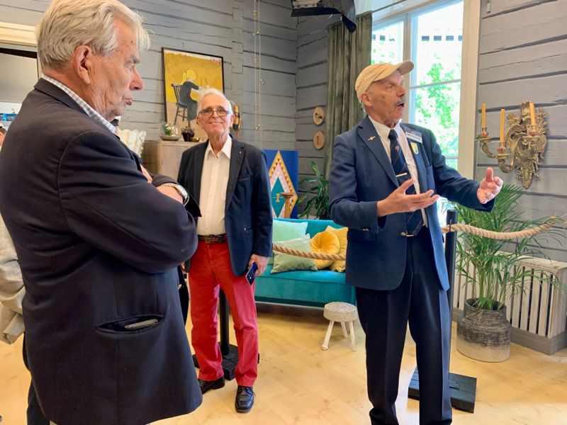 Kaj Nyström från Kristinestad och Christer Lönnqvist från Grankulla följer koncentrerat med när guiden Henrik Fågelbärj från Vasa-Korsholm guider visar runt i Strömsövillan. De gamla golvplankorna finns bevarade, men för tv-kamerorna behövs jämnare underlag, berättar han bland annat i stora salen.