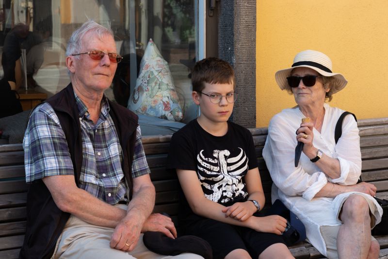 Tapani, Olavi och Liisa är tacksamma att det varma vädret äntligen anlände till Finland. De njuter gärna av glass och saft för att svalka sig på en varm sommardag.