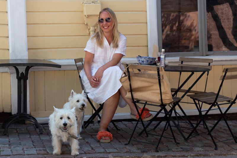 Karin Grönqvist-Hakala njuter i viss mån av det varma sommarvädret. Hon svalkar sig gärna med ett dopp i havet.