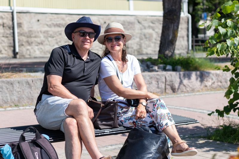 Jari och Jaana Tammisto firar sin 35:e bröllopsdag i soliga Borgå.– Man behöver inte åka på en utlandsresa när Finland levererar en så här fin sommar. Man ska njuta av det varma vädret så länge det varar.