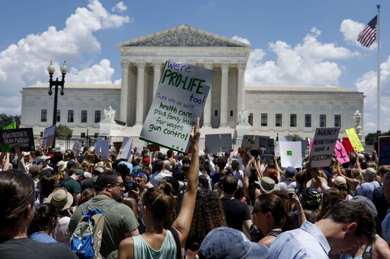 Abortmotståndare och aborträttsaktivister trängdes utanför USA:s högsta domstol under fredagen.