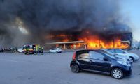 Köpcentret i Krementjuk står i lågor efter att ha träffats i en rysk attack.