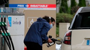 En kvinna tankar sin bil i södra Frankrike. Inom EU diskuteras när det ska bli stopp för försäljning av nya bensin- och dieselbilar.