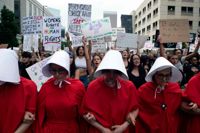Abortaktivister klädda i röda kåpor, inspirerade av tv-serien The Handmaid's Tale, under en protest i Denver, Colorado 27 juni, 2022.