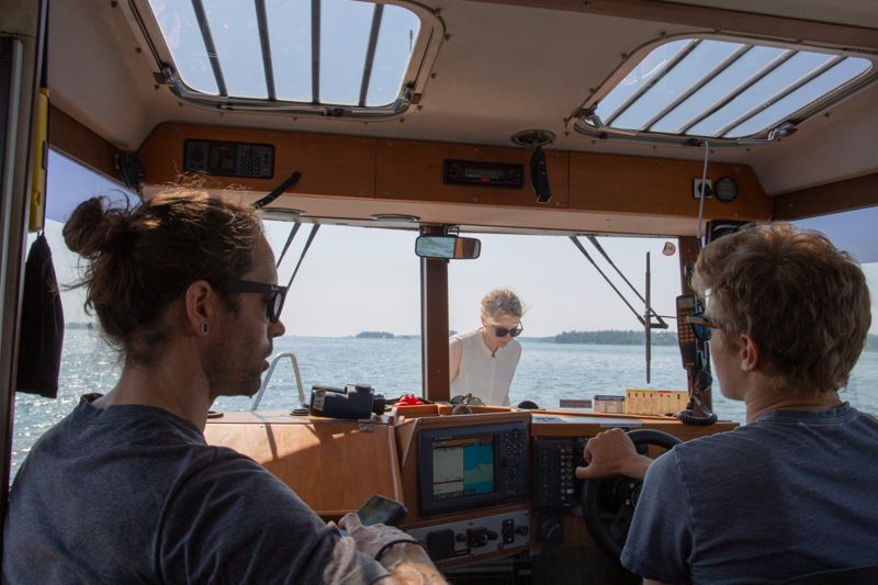 Emil Nyman (till vänster), Anna Kangas och Markus Lauha besöker stationer som finns västerut ända till Kyrkslätts skärgård.