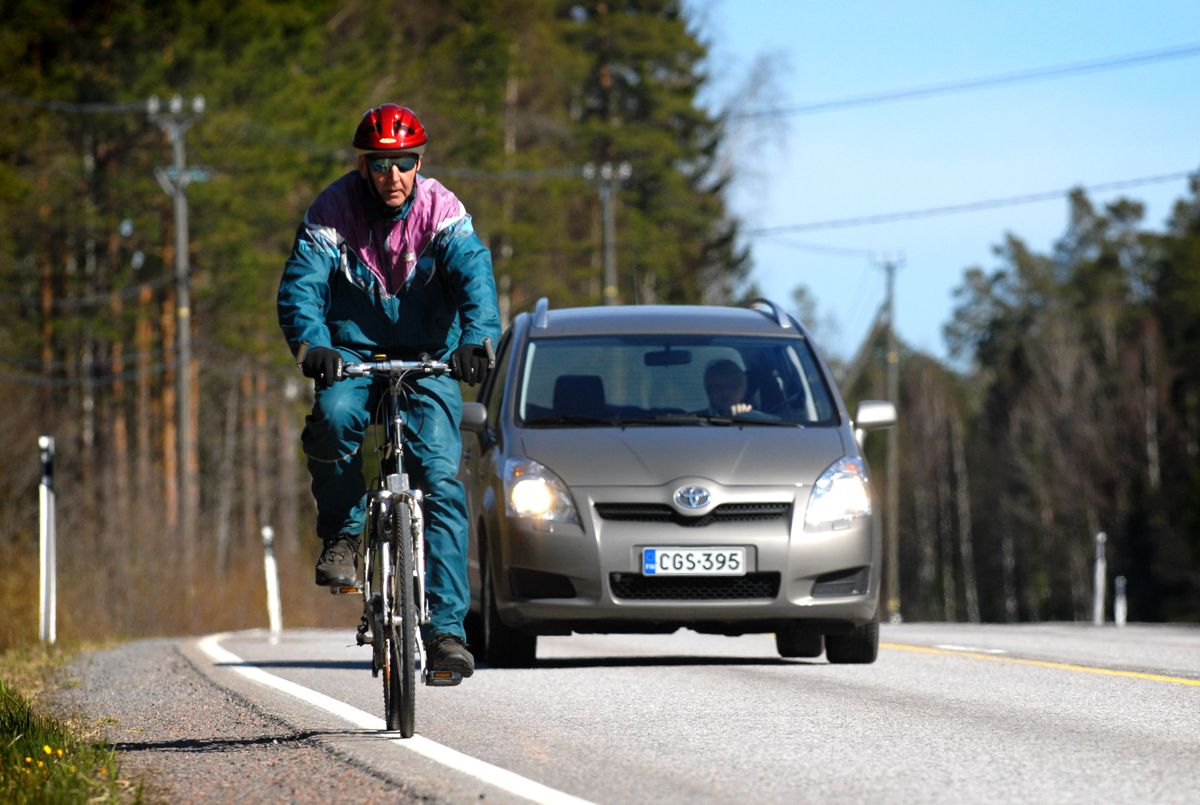 Bilister kör ofta om cyklister även om situationen är farlig.