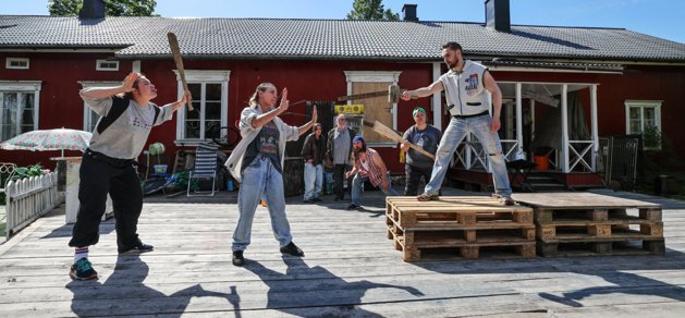 De sju bröderna i ett av många slagsmål på Lurens sommarteater. Från vänster Emilia Tenhunen, Petra Sundqvist, Patricia Hirn, Tom Pallas, Tage Stam, Katarina Nikkanen och Joonas Vartiainen.
