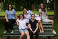 Tidningen Östnylands sommarreportrar, från vänster; Elin Lindberg, Malin Tenhunen, Emilia Tallberg, Sofia From och Lina Larsson